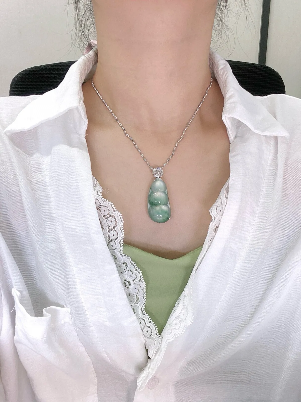 【冰种飘花福豆吊坠】种地上乘，冰感十足，通透起光，饱满圆润，18k金钻镶嵌，裸石尺寸37.8*18.8*6.9毫米