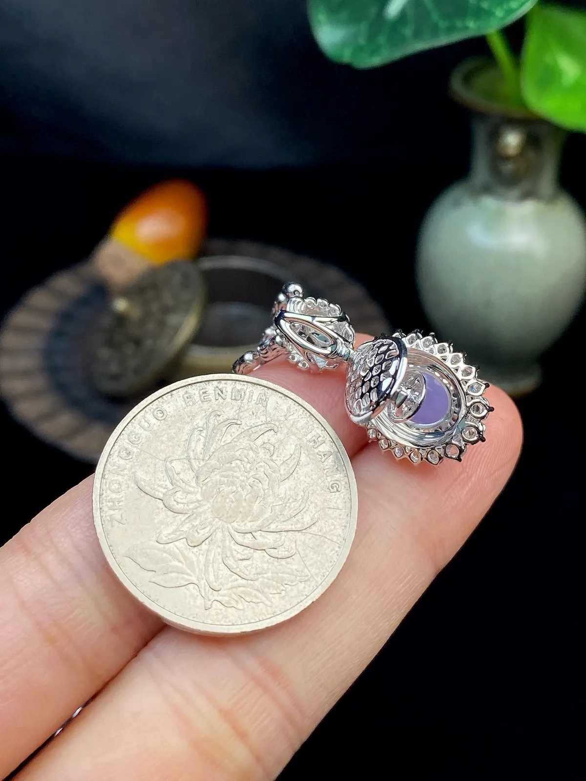 【冰种紫蛋面吊坠】质地细腻，饱满度很好，晶莹剔透，18k金钻镶嵌，裸石尺寸10.6*8.4*5毫米