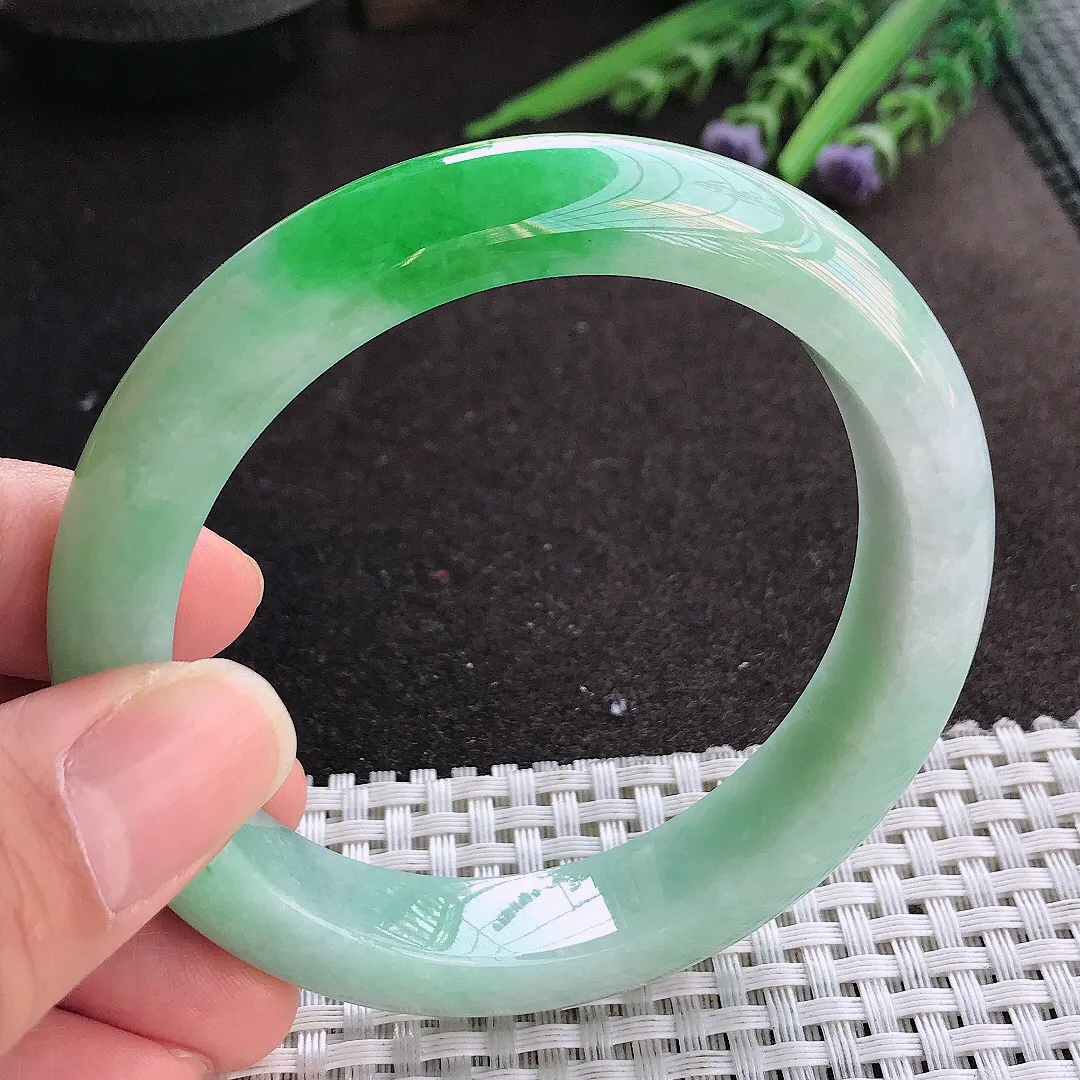 实拍A货翡翠59/12.5/9老坑精美温润飘阳绿手镯宽边玉镯手环