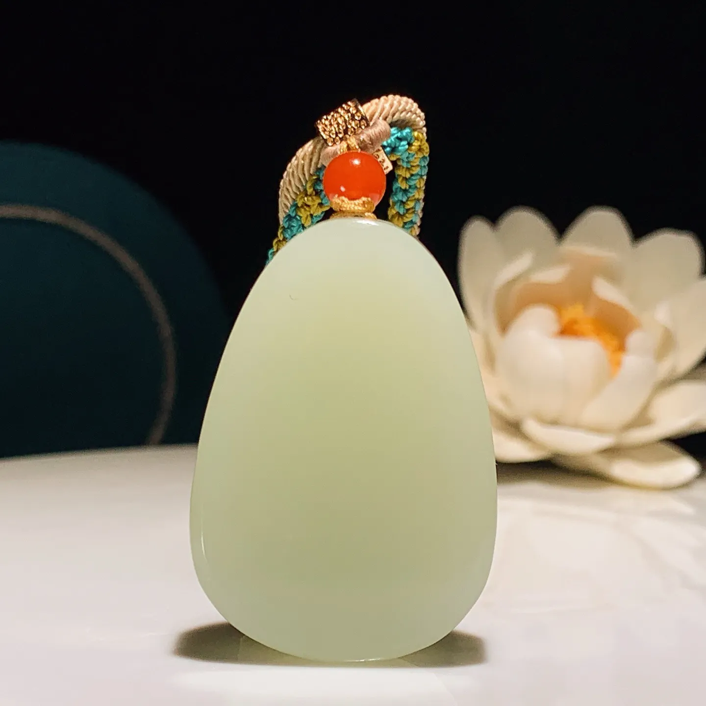 和田玉黄口料文殊菩萨牌子挂件。尺寸43/30/11重36.5克 无裂无杂 玉质细腻油润 底色纯净 脂粉好，品质好。lt251227