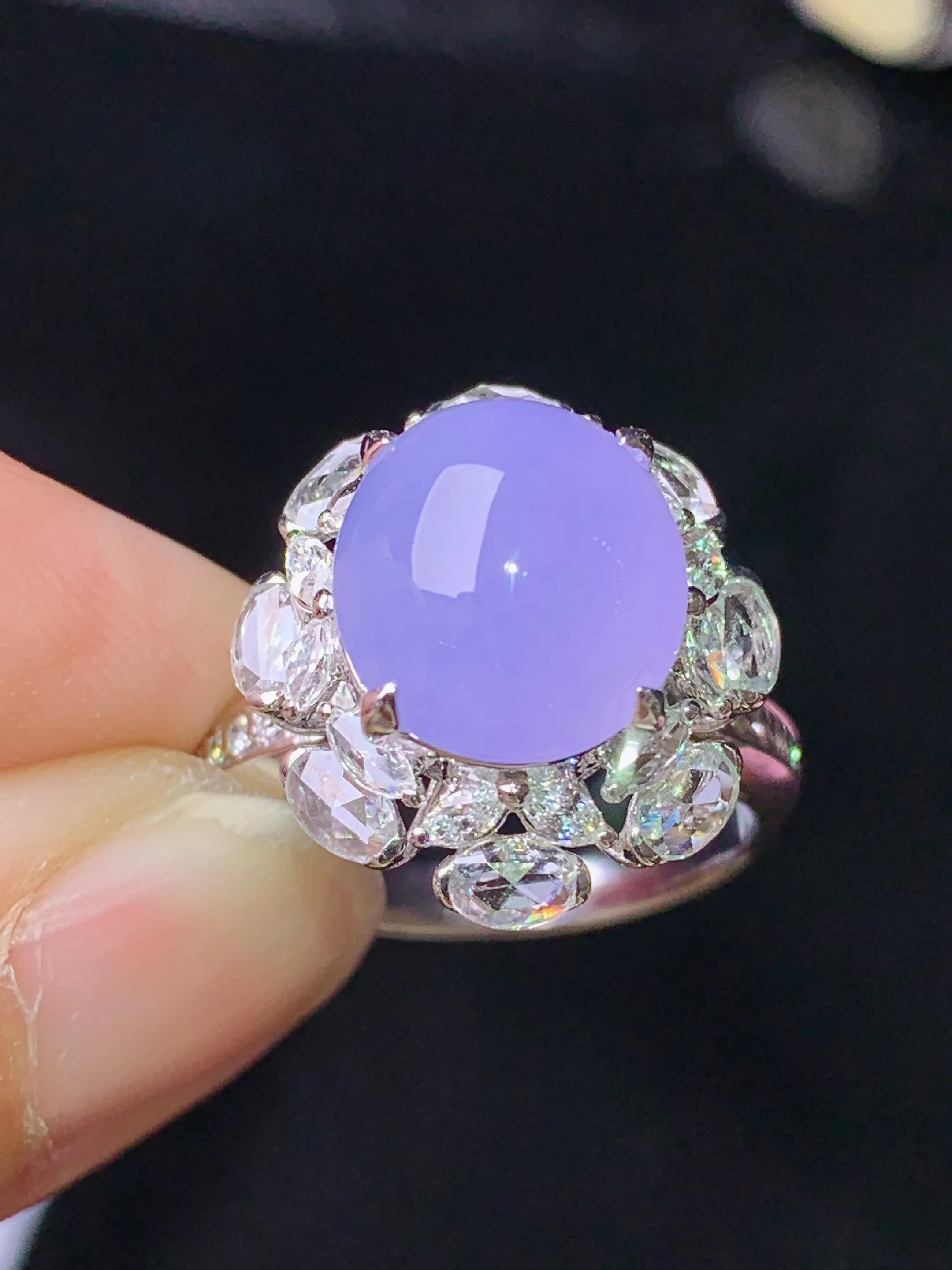18k金钻镶嵌紫罗兰蛋面戒指 玉质细腻 色泽清新艳丽 圈口14.5 整体尺寸17.2*16*13.3