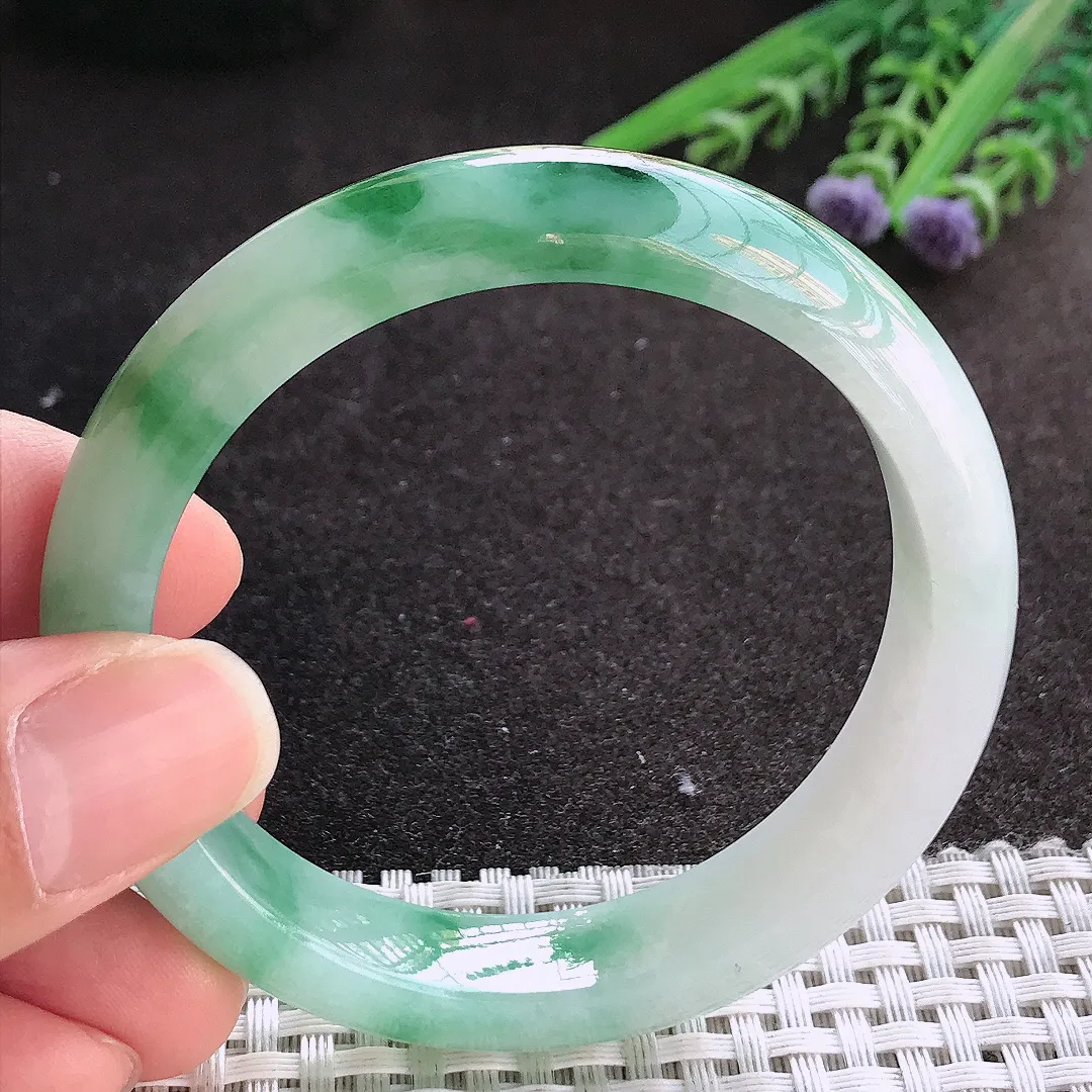 实拍A货翡翠54/12.1/7.9老坑精美温润飘花手镯宽边玉镯手环