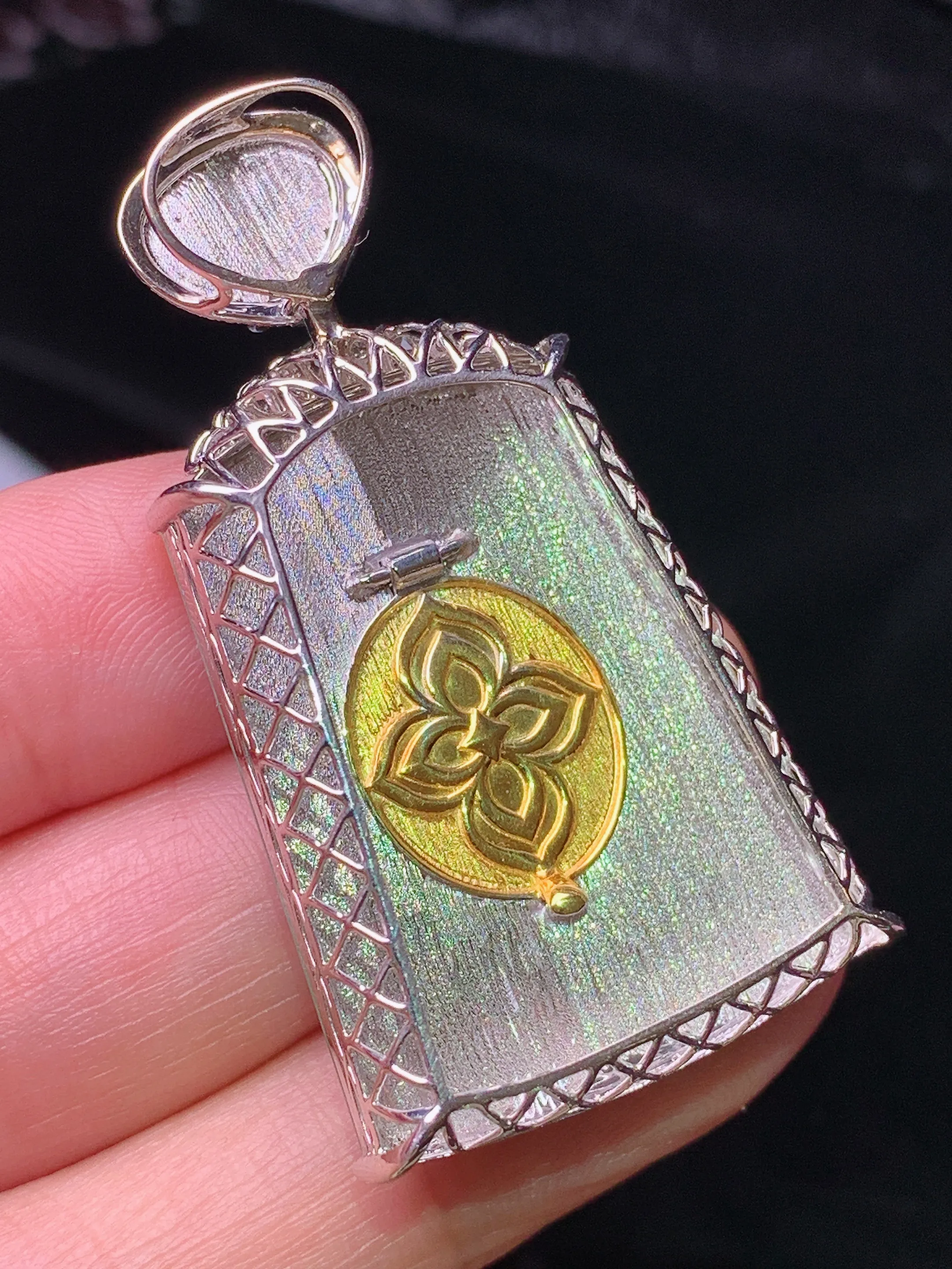 18k金钻镶嵌翠绿无事牌吊坠 玉质细腻 色泽清新艳丽 整体尺寸46.5*23*9.5