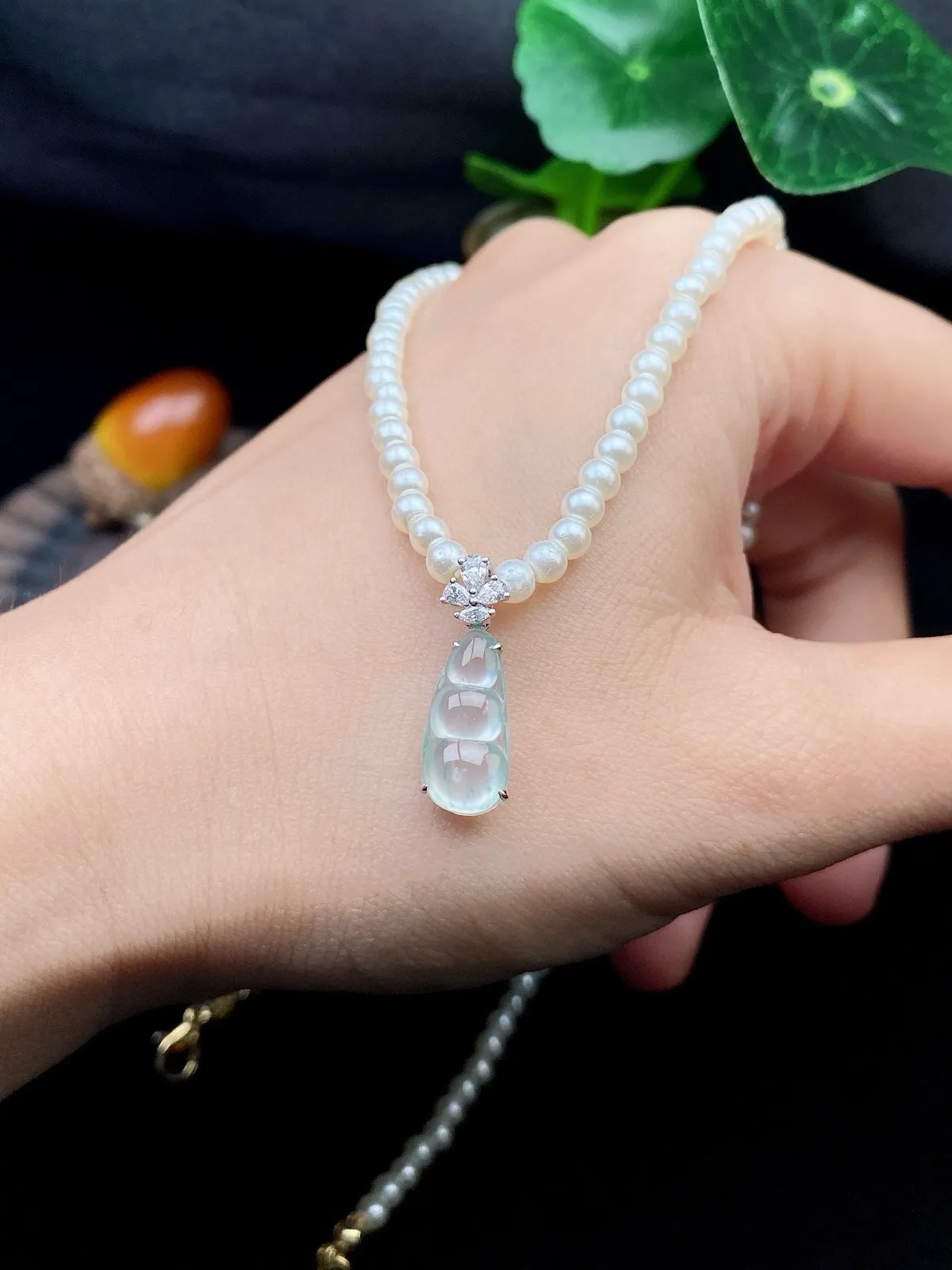 【冰种飘花福豆吊坠】小滴流，种地上乘，冰感十足，通透起光，饱满圆润，收藏品质，18k金钻镶嵌，裸石尺寸15.1*6.9*3.8毫米