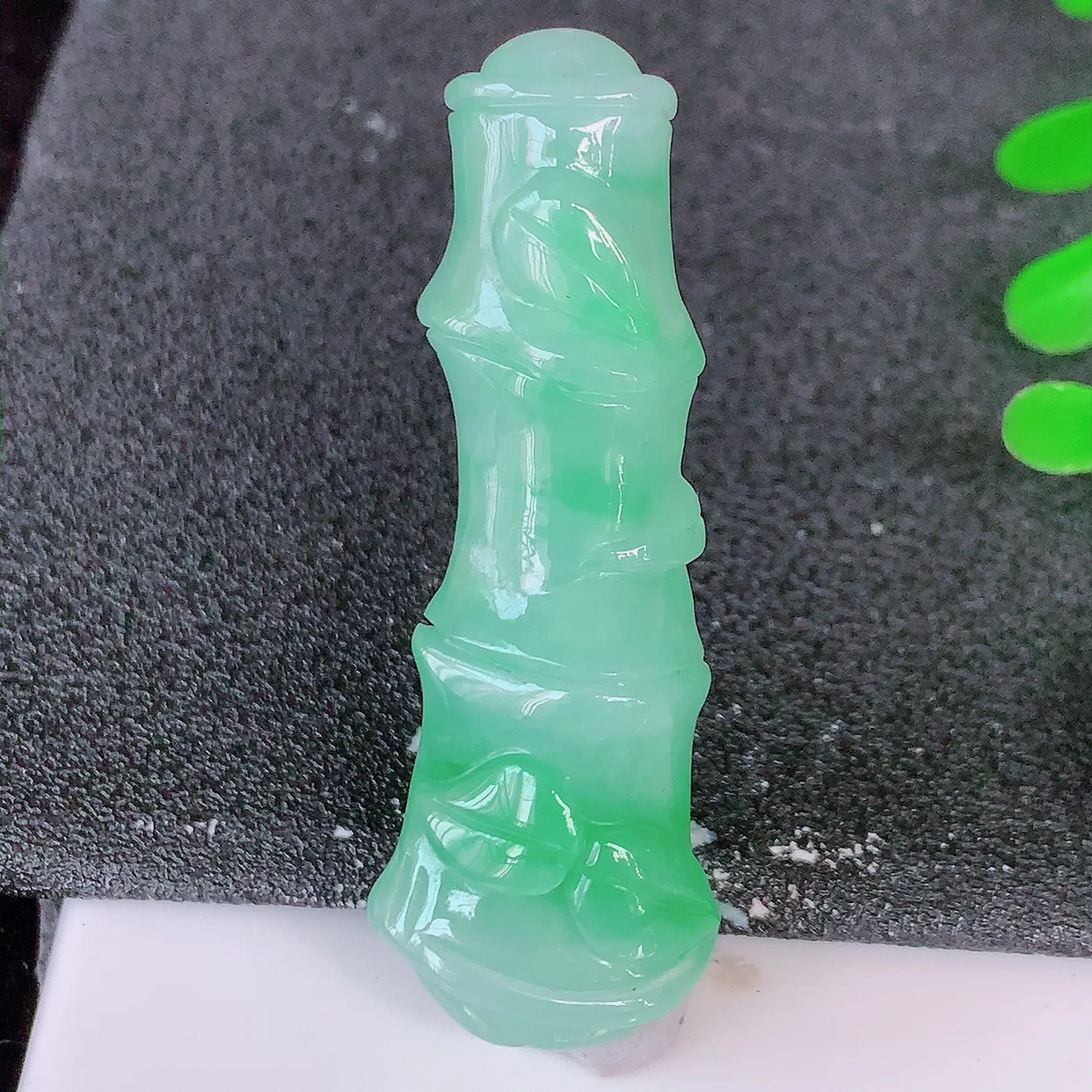 自然光实拍，冰润飘绿翡翠竹节吊坠。竹节寓意“节节高，官运亨通，前程似锦，水润莹泽，清秀高雅，佩戴精美！#60.28