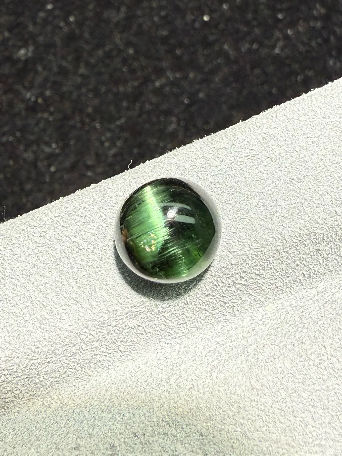 4.94克拉绿碧玺猫眼裸石 猫眼效应犀利 晶体好[强][强] 水头十足 俏色系列可遇不可求 大约规