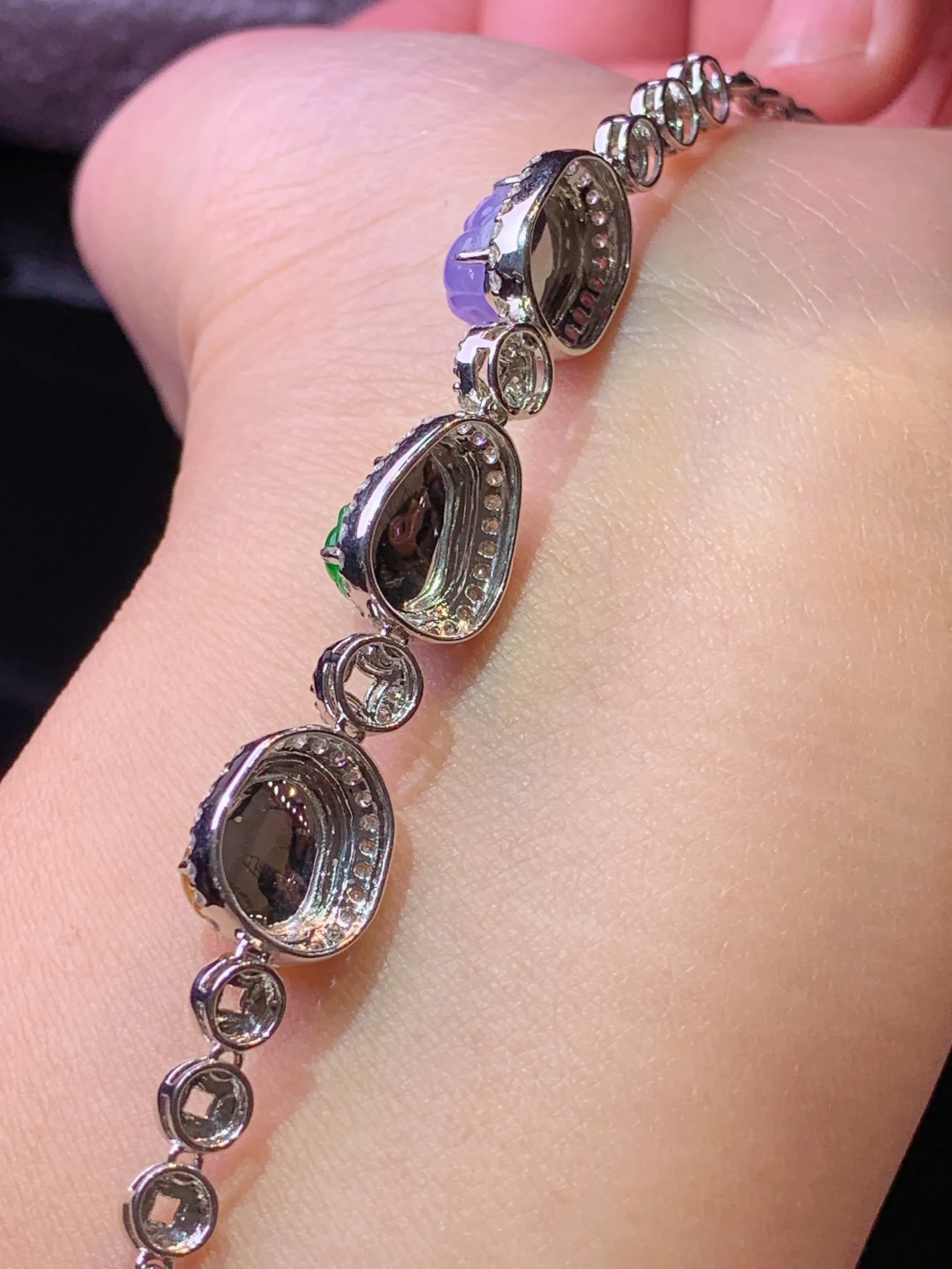 18k金钻镶嵌三彩貔貅手链 玉质细腻 色泽清新艳丽 整体尺寸50.8*10.3*7.2