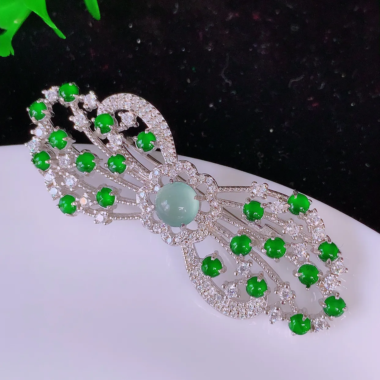 冰透满绿翡翠925银镶嵌胸针，自然光实拍，翠色灵动，颜色漂亮，种老水足，品相佳，佩戴佳品！#97.28整体52.5*19.5*10取一裸石6*6