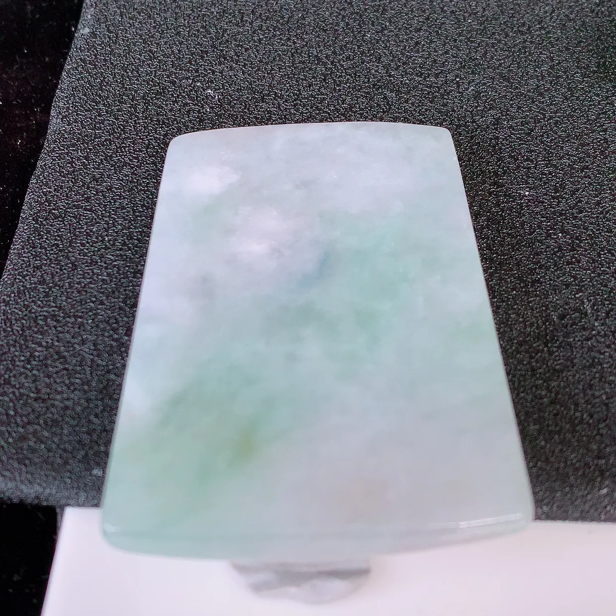 自然光实拍，水润飘绿翡翠生肖虎虎生威虎牌吊坠，翠色灵动，玉质细腻，颜色漂亮，品相佳，佩戴佳品！#60.28