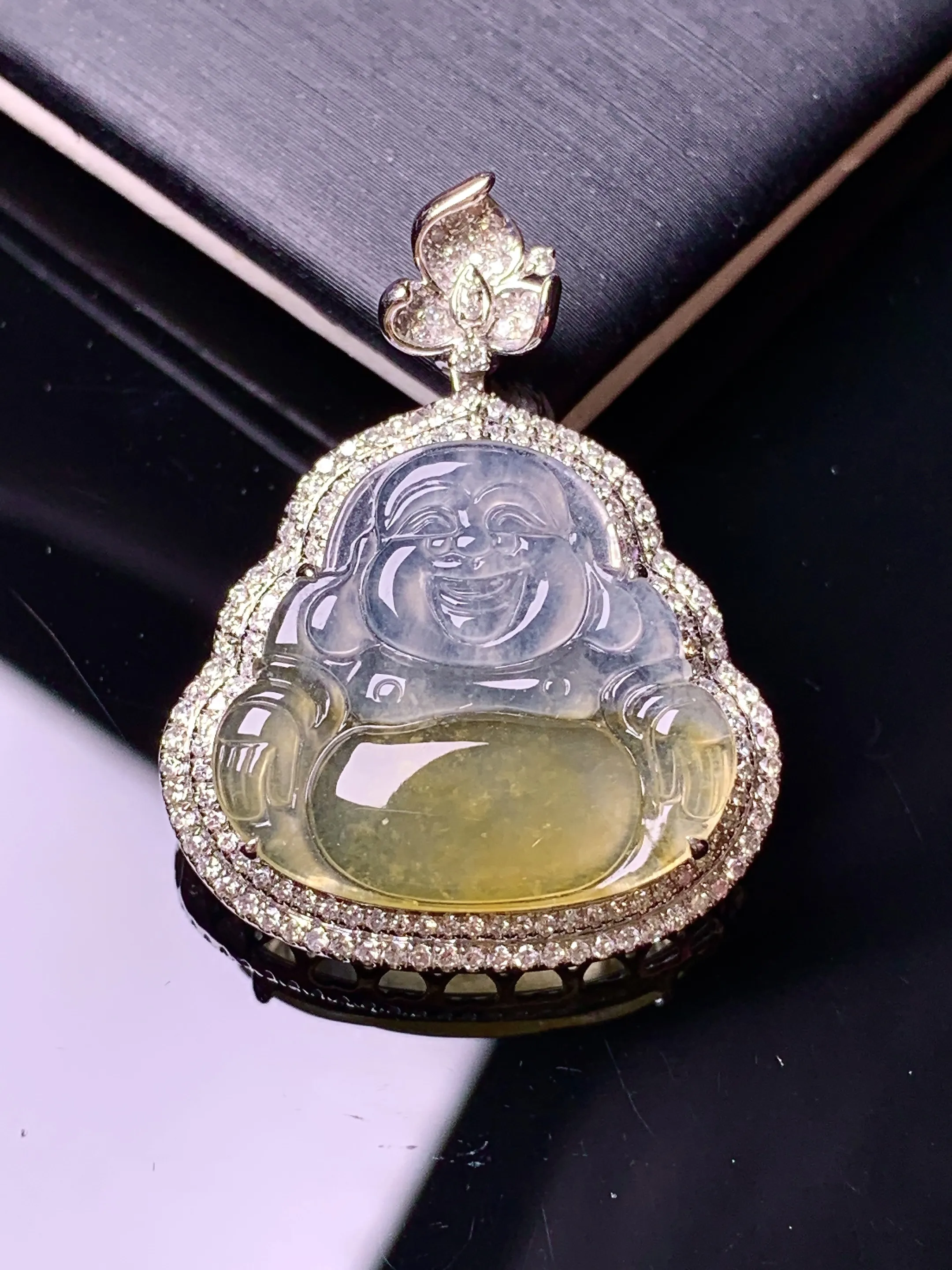 18k金钻镶嵌冰种飘黄翡佛公吊坠 玉质细腻 色泽清新艳丽 整体尺寸31*24*7