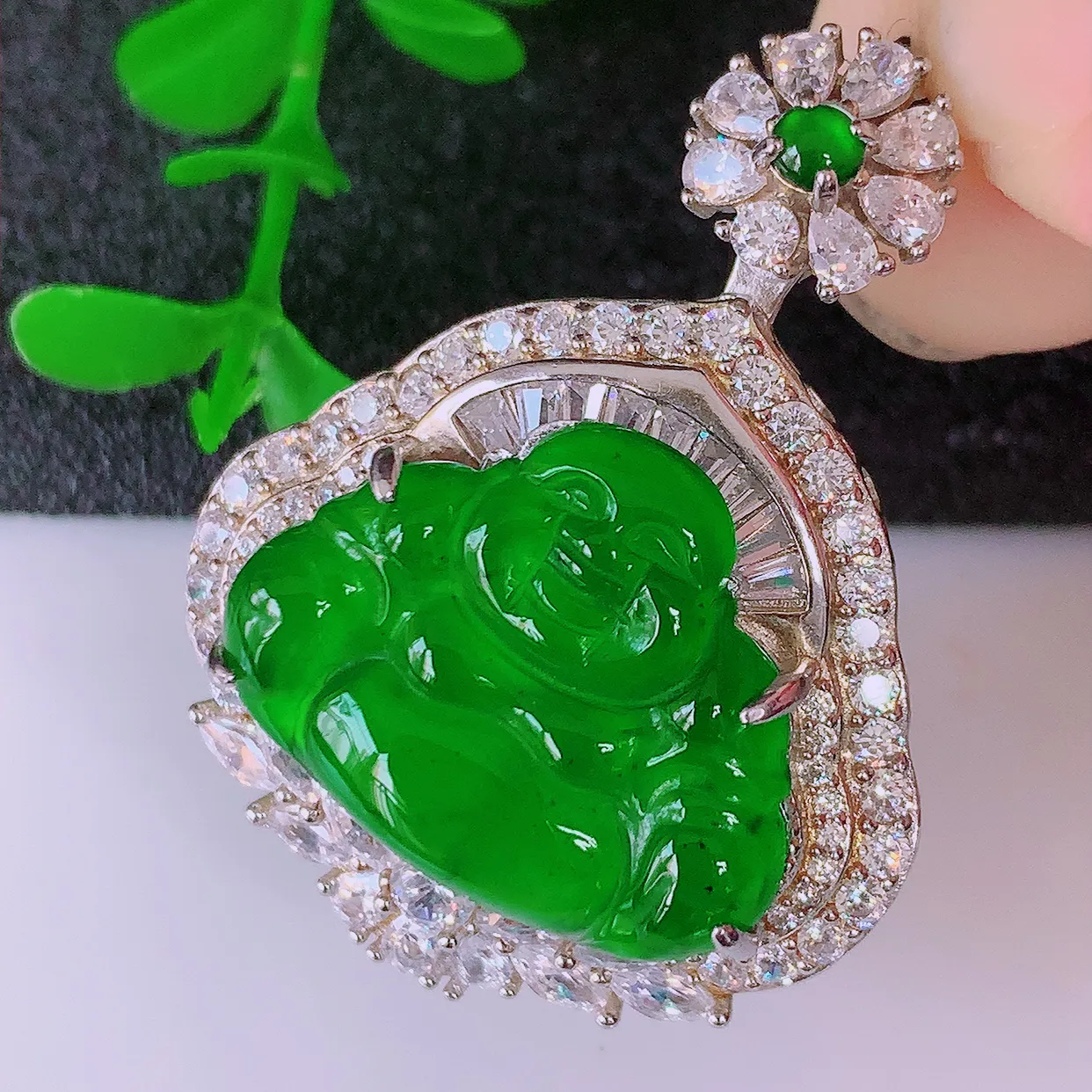 冰透满绿翡翠925银镶嵌佛公吊坠，自然光实拍，翠色灵动，颜色漂亮，种老水足，品相佳，佩戴佳品！#97.28整体34.2*26.5*13裸石20*15.5