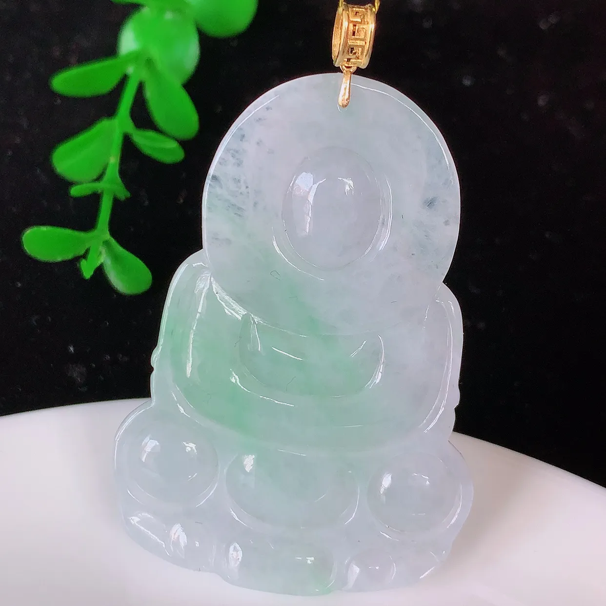 18K金镶嵌冰飘绿翡翠观音吊坠，赐福翡翠观音，观音面相端庄，品相佳，佩戴气质！#35.28整体57裸石51*35.5*6.5