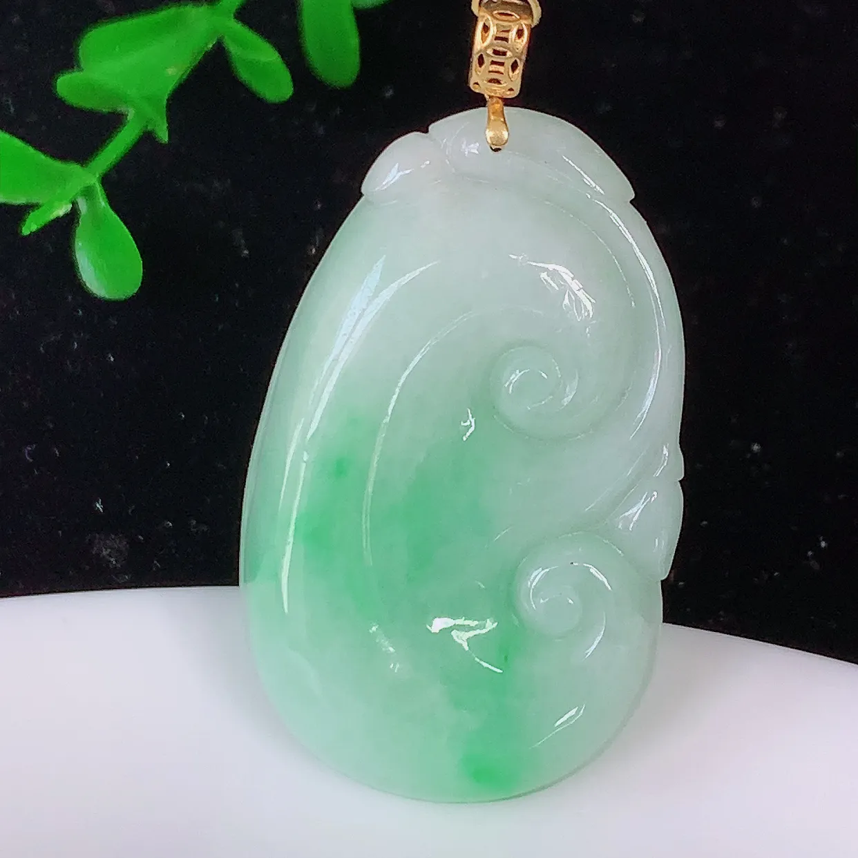 18k金镶嵌冰润飘绿如意翡翠吊坠，款式新颖时尚，日常百搭的款。清秀高雅，佩戴优雅高贵！#35.28