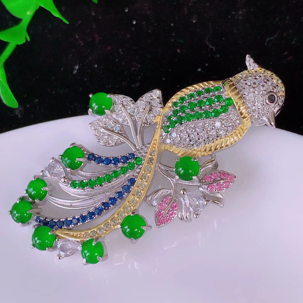 冰透满绿翡翠925银镶嵌胸针，自然光实拍，翠色灵动，颜色漂亮，种老水足，品相佳，佩戴佳品！#97.28整体50*27*8.5裸石3.8*3.8