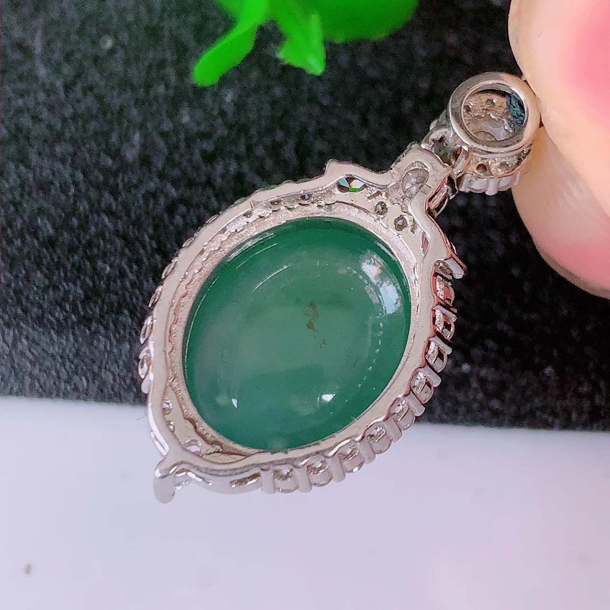 冰透满绿翡翠925银镶嵌吊坠，自然光实拍，翠色灵动，颜色漂亮，种老水足，品相佳，佩戴佳品！#97.28整体28*15*9裸石13.8*11.8