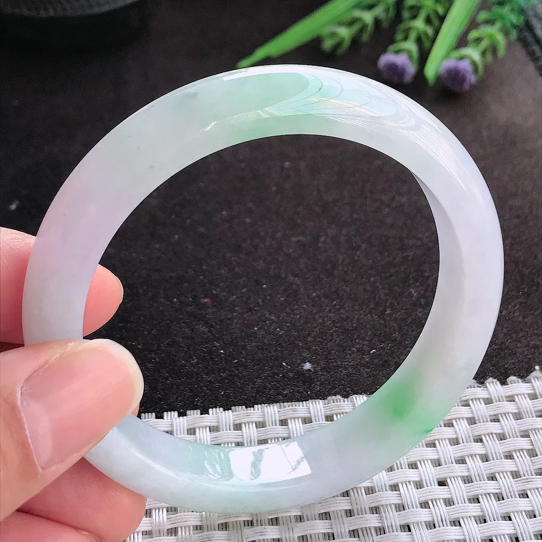 实拍A货翡翠57.5/12.1/8.1老坑精美冰润飘绿手镯宽边玉镯手环