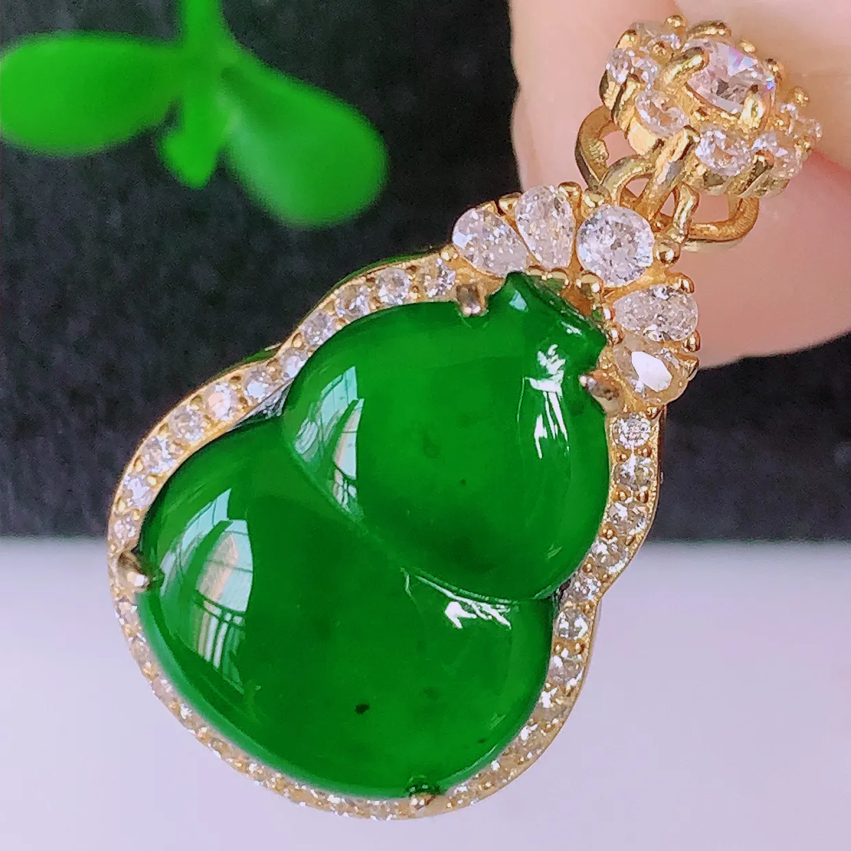 冰透满绿翡翠925银镶嵌葫芦吊坠，自然光实拍，翠色灵动，颜色漂亮，种老水足，品相佳，佩戴佳品！#97