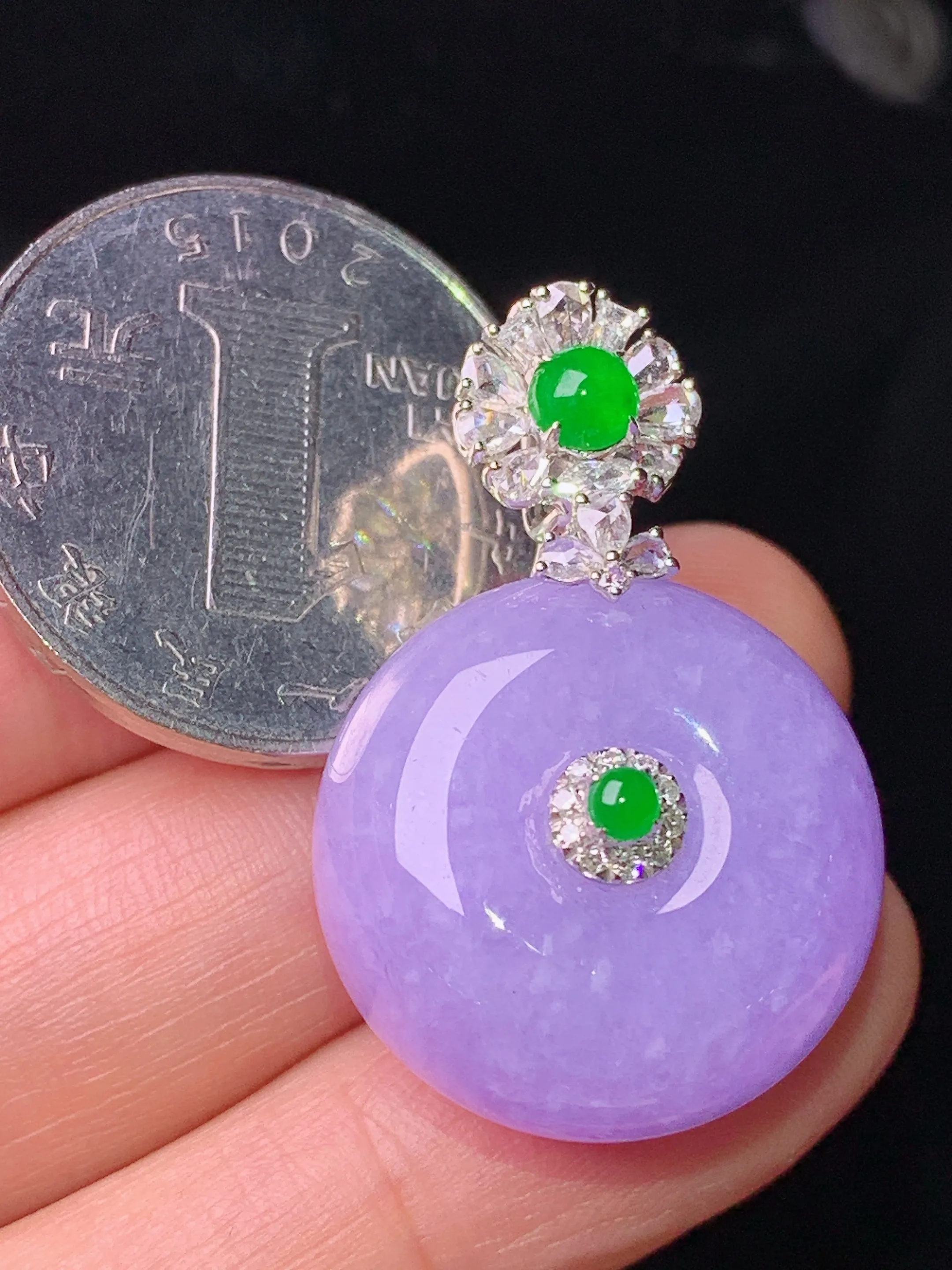 18k金钻镶嵌紫罗兰平安扣吊坠 玉质细腻 色泽清新艳丽 整体尺寸32.5*21.2*12