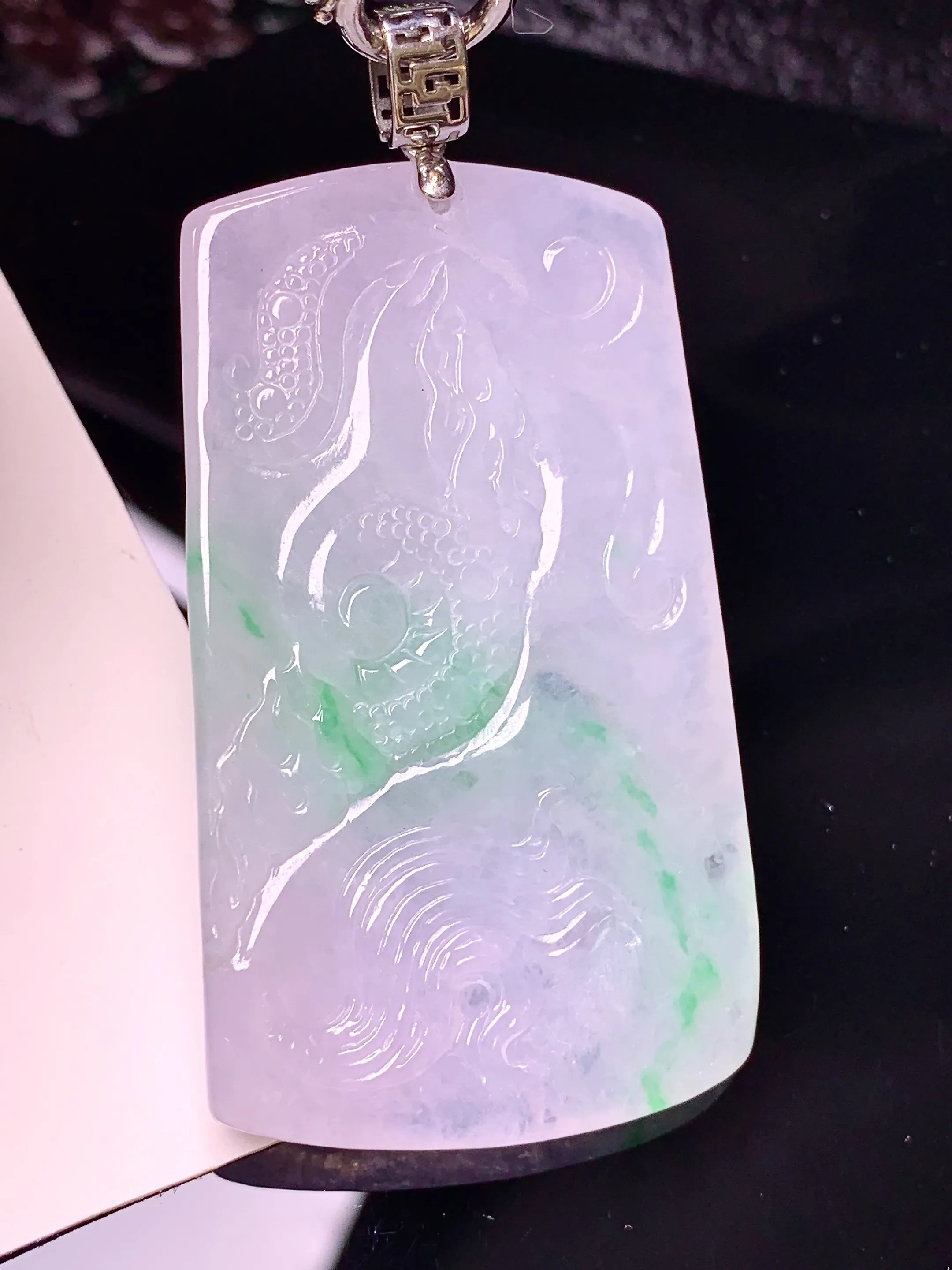 18k金镶嵌飘绿龙牌吊坠 玉质细腻 色泽清新艳丽 整体尺寸49*28.5*5.8