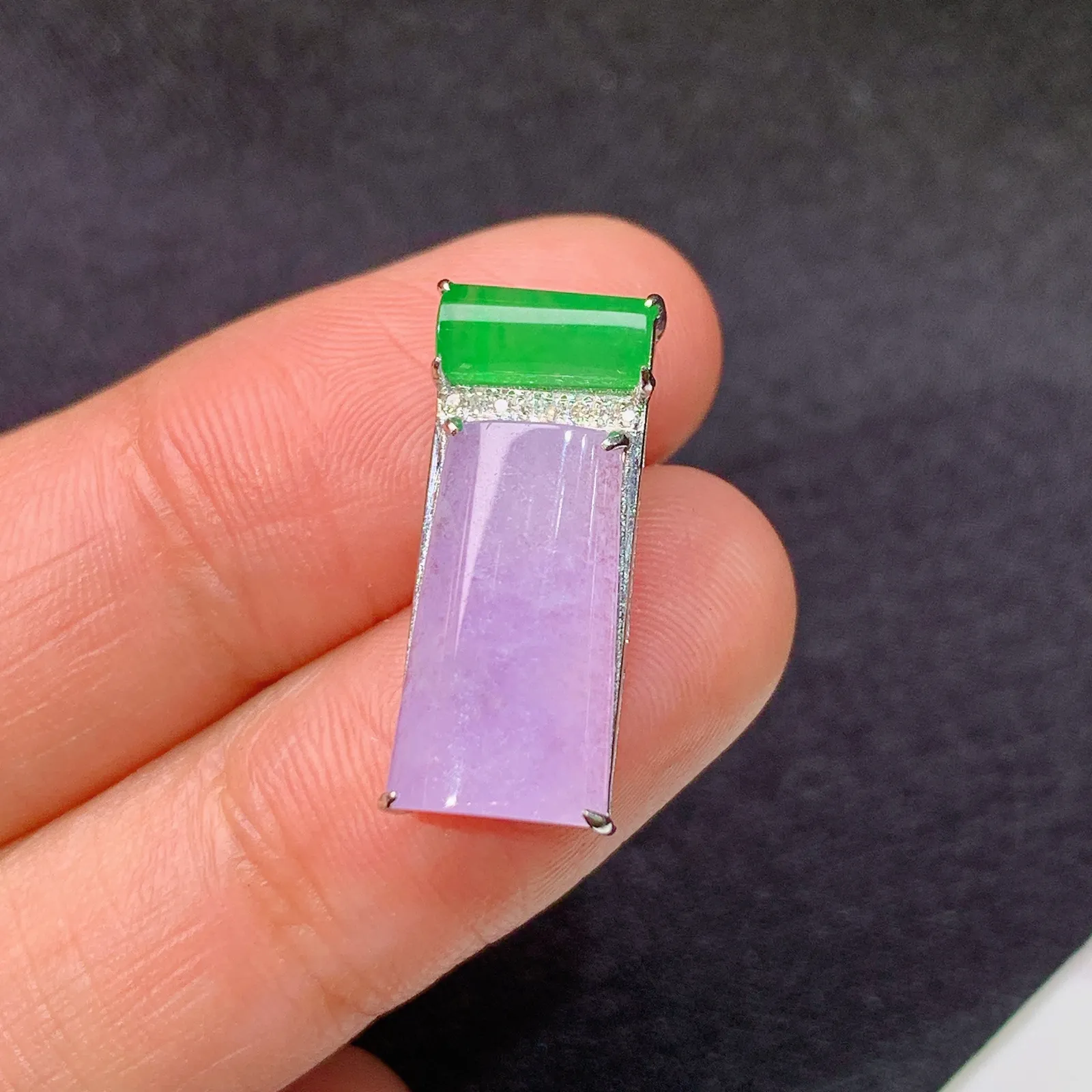 冰紫罗兰无事牌吊坠，18k金镶嵌，温润细腻，颜色鲜艳，Xu 尺寸20.3*8.6*6.2