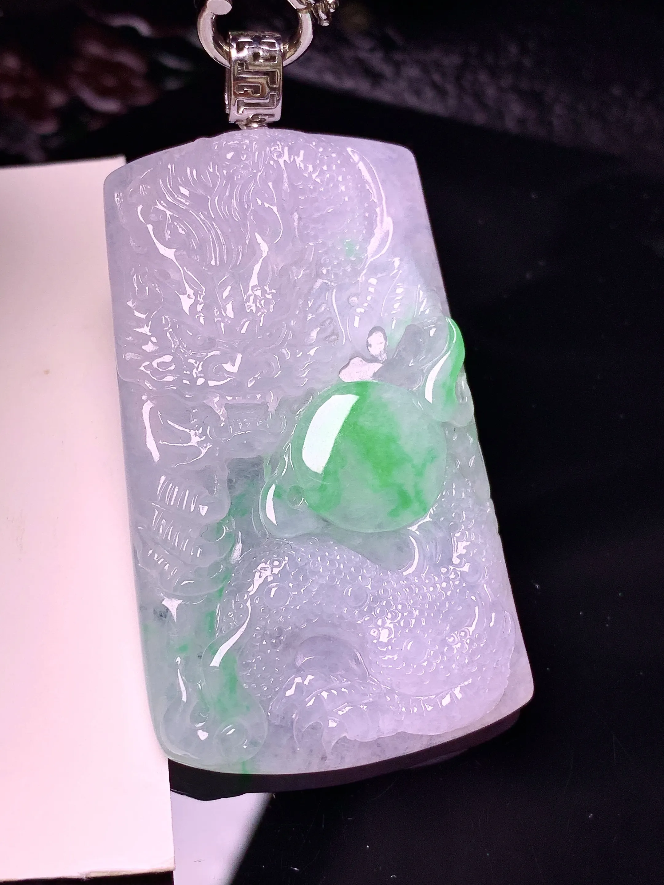 18k金镶嵌飘绿龙牌吊坠 玉质细腻 色泽清新艳丽 整体尺寸49*28.5*5.8