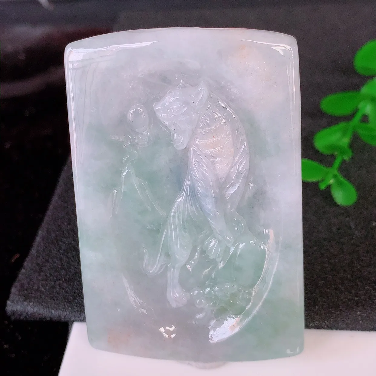 自然光实拍，水润飘绿翡翠生肖虎虎生威虎牌吊坠，翠色灵动，玉质细腻，颜色漂亮，品相佳，佩戴佳品！#60.28