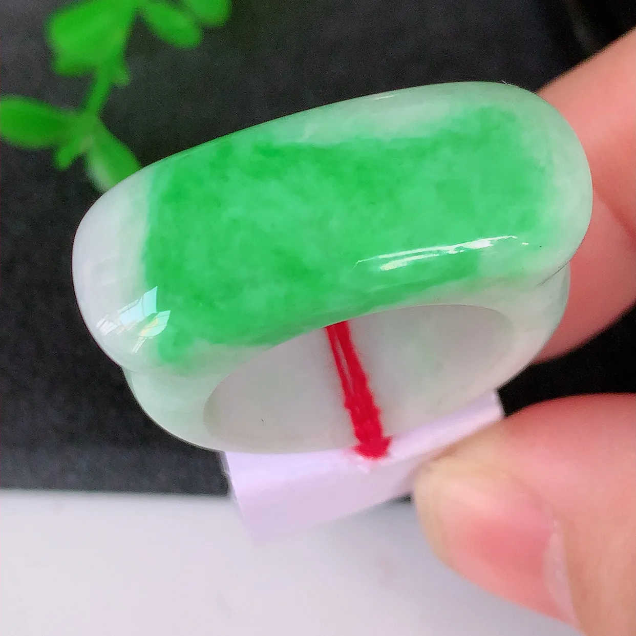 自然光实拍，19.6mm内径飘绿翡翠扳指，冰润指环，玉扳指，戒指，财源滚滚，玉质细腻起胶，23圈口，