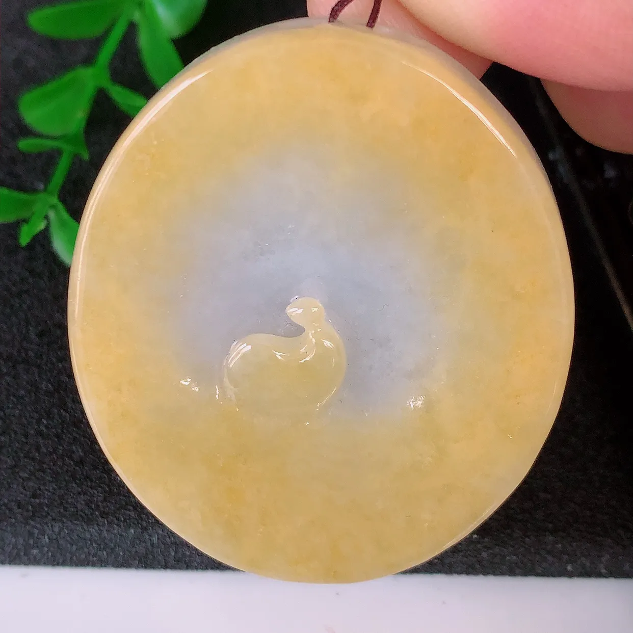 自然光实拍，特色冰润黄翡翡翠悟道吊坠，翡翠悟道寓意“祥和，安宁，吉祥，幸福”，佩戴效果优雅迷人，性价