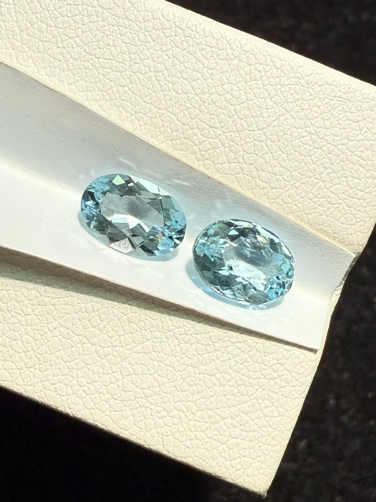 1.895克拉天然椭圆海蓝宝戒面裸石，耳钉料，颜色超美，火彩超好，尺寸：7.8*5.6*4mm