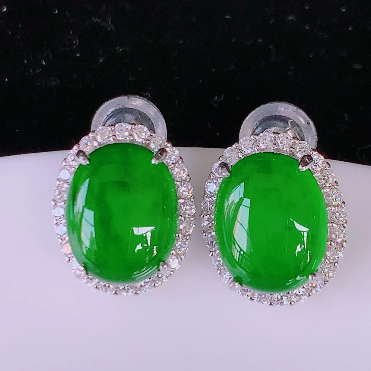 冰透满绿翡翠925银镶嵌耳钉，自然光实拍，翠色灵动，颜色漂亮，种老水足，品相佳，佩戴佳品！#97.2