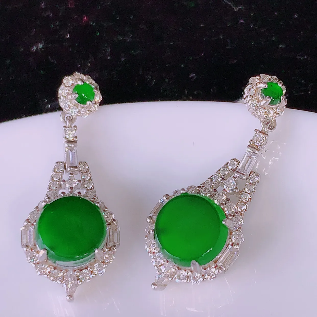 冰透满绿翡翠925银镶嵌耳坠，自然光实拍，翠色灵动，颜色漂亮，种老水足，品相佳，佩戴佳品！#97.28整体27.8*11*6裸石7.5*7.5