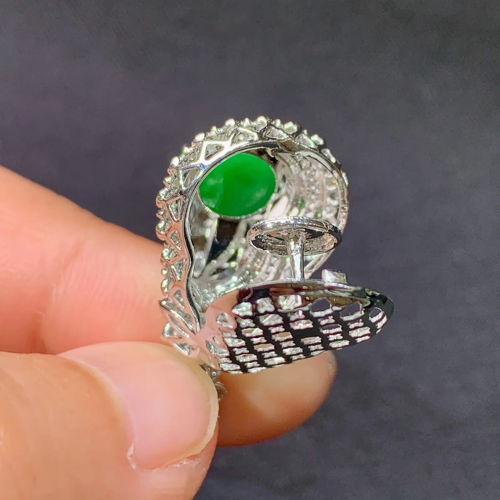 阳绿葫芦吊坠，18k金镶嵌，冰润色阳，玉质细腻，种水足，Kjx 尺寸26.9*14.9*10.7