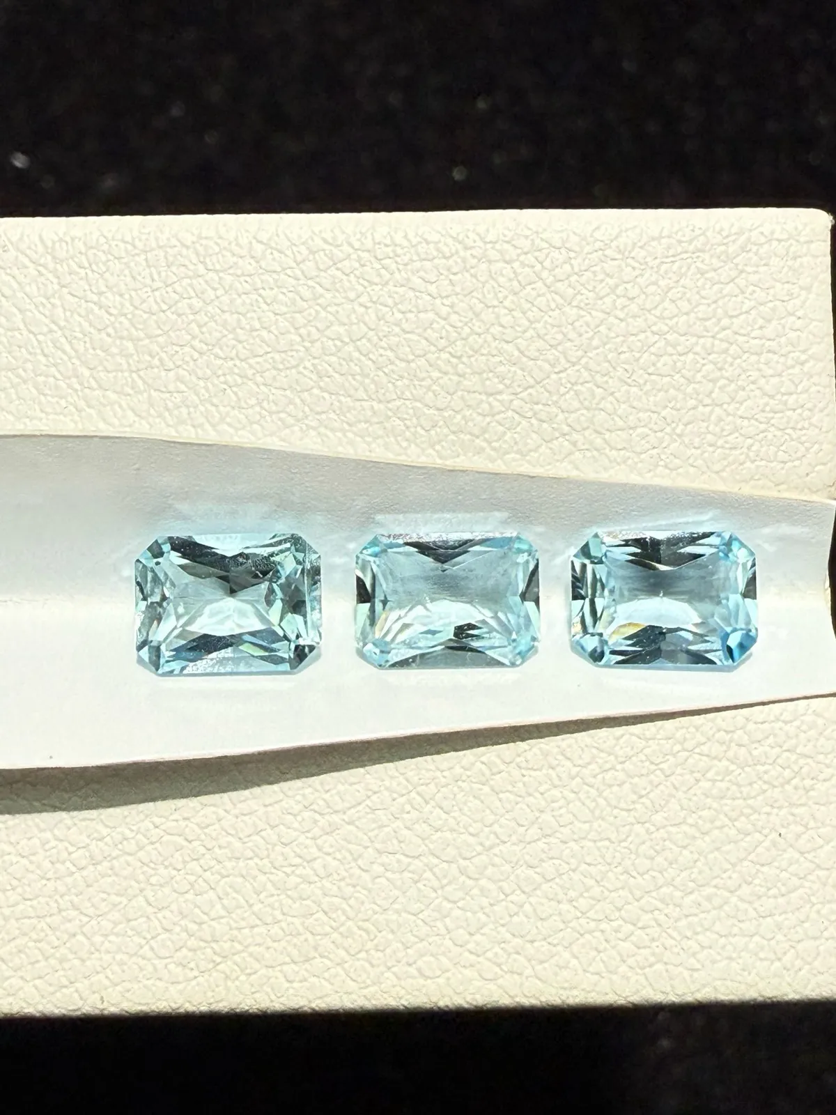 2.48克拉天然雷迪恩切海蓝宝戒面裸石，手链料，颜色超美，火彩超好，尺寸：7.1*5.2*3.6mm