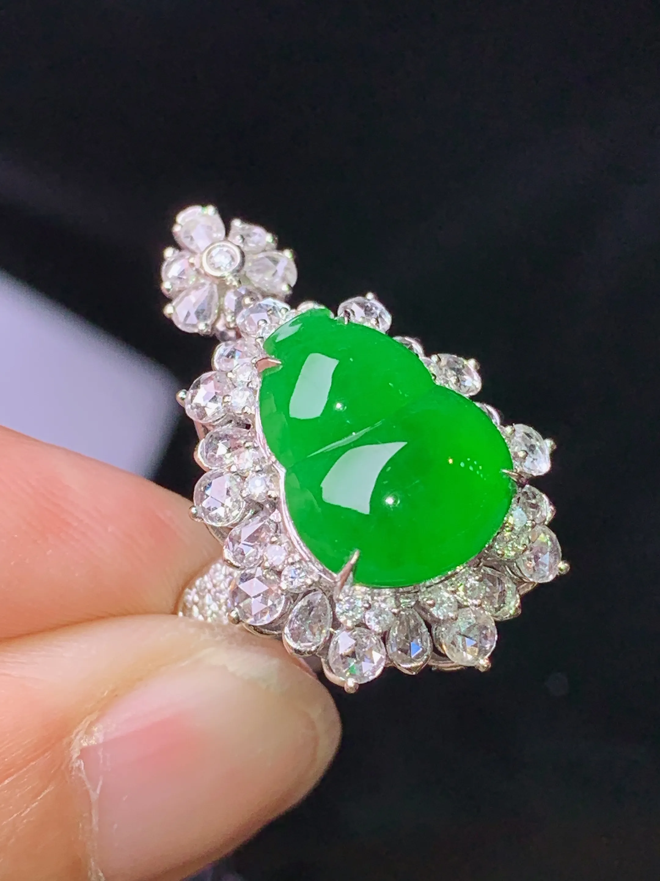 18k金钻镶嵌满绿葫芦戒指吊坠两用款 玉质细腻 色泽清新艳丽 圈口14.5 整体尺寸26*16.5*12.3