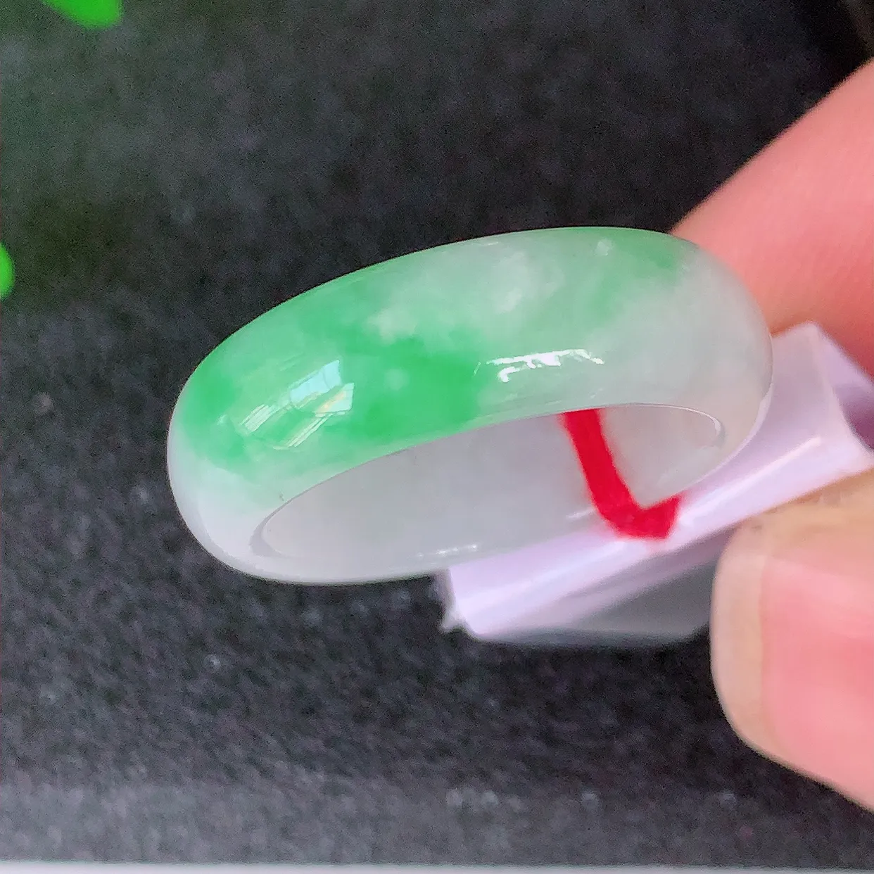 自然光实拍，17.8mm内径飘绿翡翠指环，玉戒指，玉质莹润，好精美好冰润的指环，16圈口，上手纤巧！