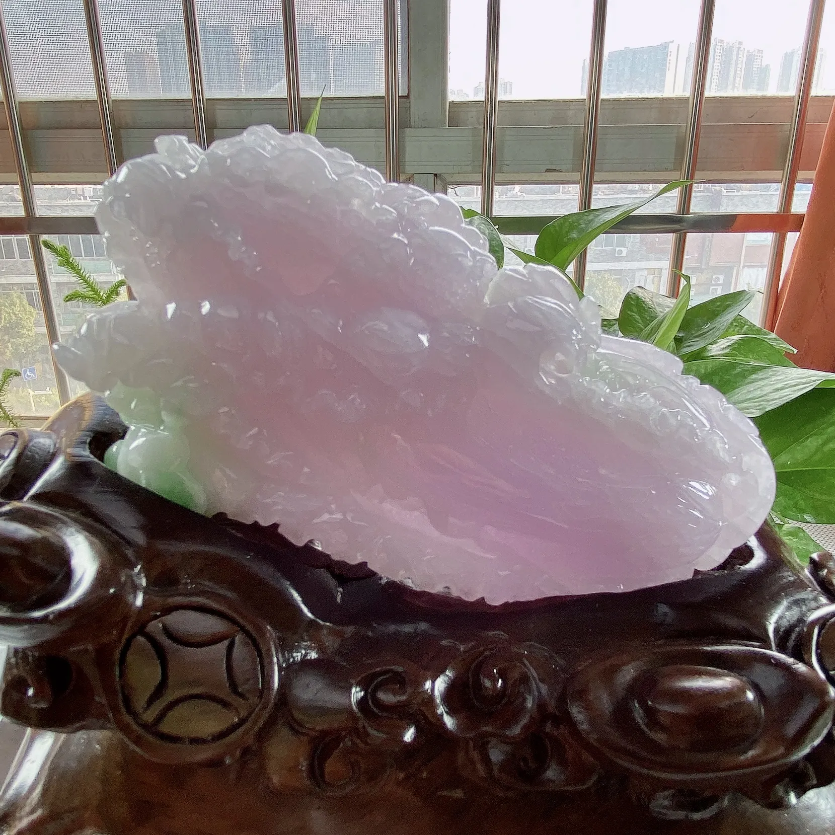 缅甸天然翡翠A货，精雕冰糯种春彩白菜摆件，尺寸：整体220/100/170mm，裸石130/29/68mm，重量： 裸石403g，整体1.7公斤