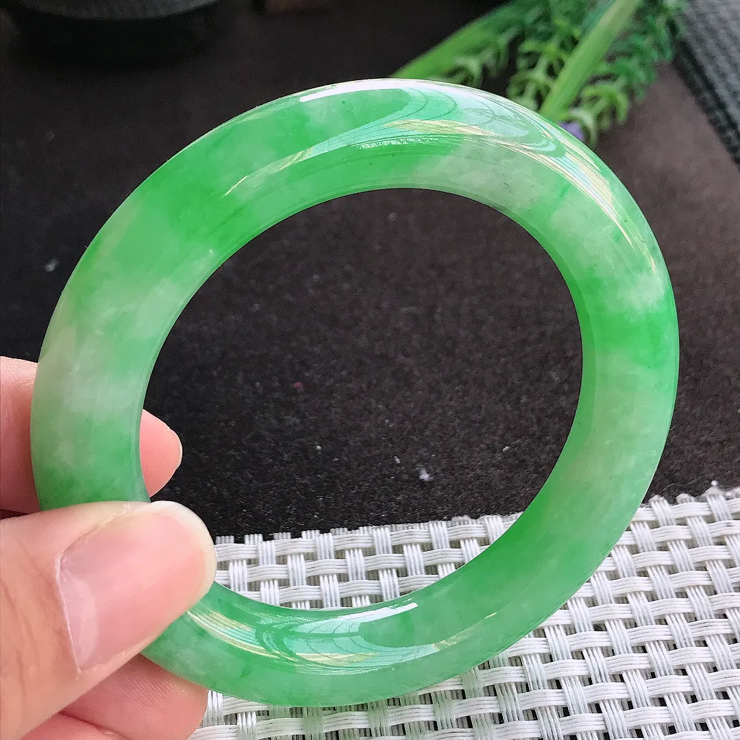 实拍A货翡翠55/11.5老坑精美满绿辣阳绿圆条手镯玉镯手环