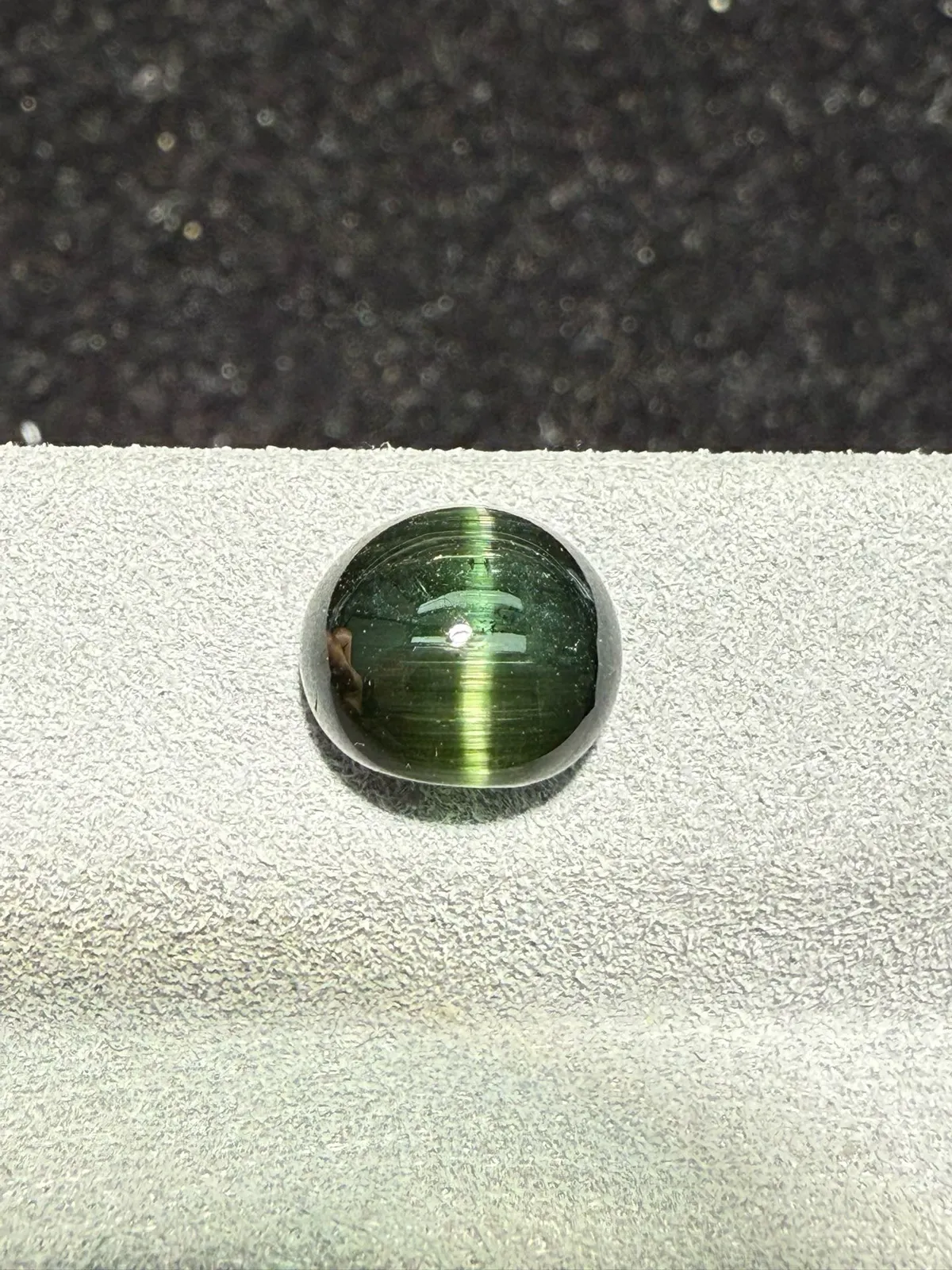 2.575克拉绿碧玺猫眼裸石 猫眼效应犀利 晶体好[强][强] 水头十足 俏色系列可遇不可求 大约规格：8.4*7.5*5mm