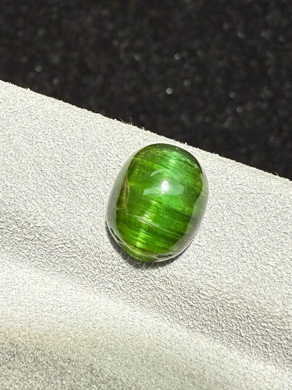3.635克拉绿碧玺猫眼裸石 猫眼效应犀利 晶体好[强][强] 水头十足 俏色系列可遇不可求 大约规格：10.3*8.3*4.9mm
