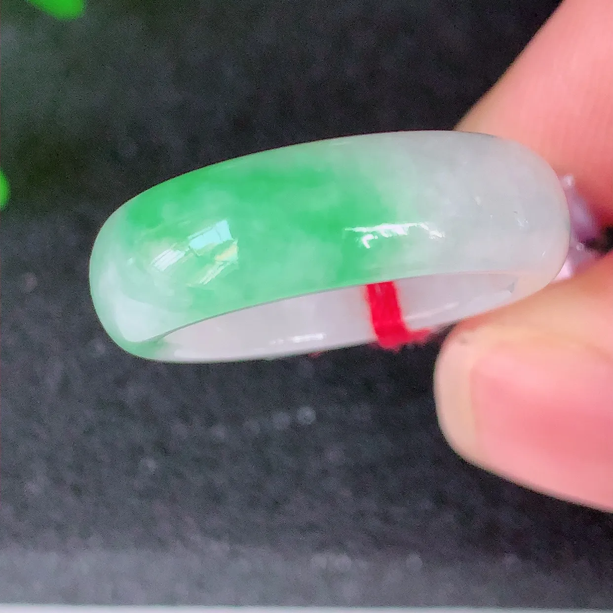 自然光实拍，17.8mm内径飘绿翡翠指环，玉戒指，玉质莹润，好精美好冰润的指环，16圈口，上手纤巧！#39.28尺寸17.8*6.6*3.3