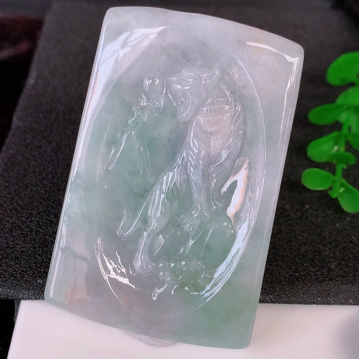 自然光实拍，水润飘绿翡翠生肖虎虎生威虎牌吊坠，翠色灵动，玉质细腻，颜色漂亮，品相佳，佩戴佳品！#60