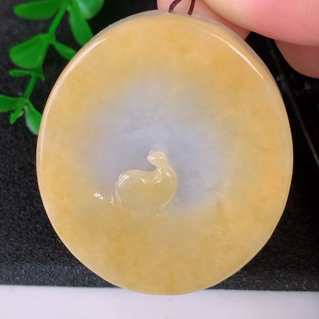 自然光实拍，特色冰润黄翡翡翠悟道吊坠，翡翠悟道寓意“祥和，安宁，吉祥，幸福”，佩戴效果优雅迷人，性价比超高！#60.28