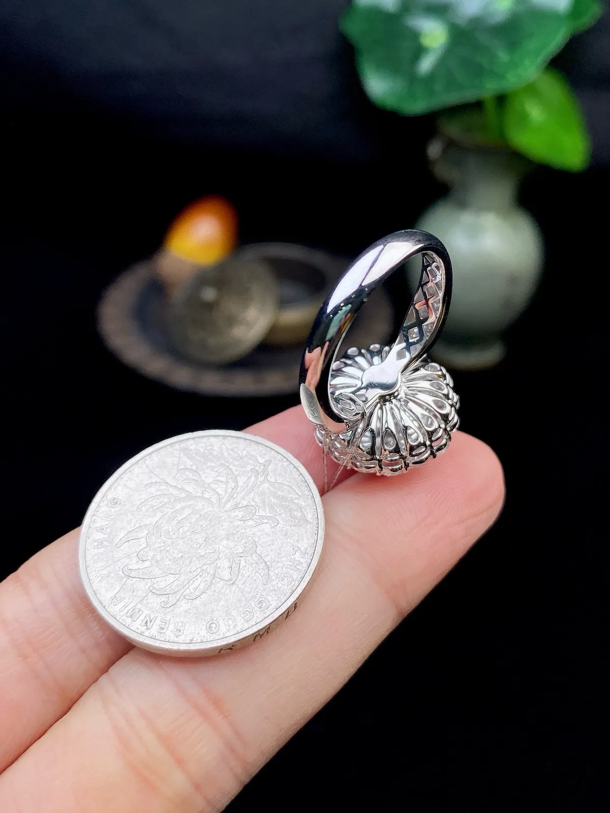 【冰种紫蛋面戒指】质地细腻，饱满度很好，晶莹剔透，18k金钻镶嵌，裸石尺寸10.2*5.3毫米