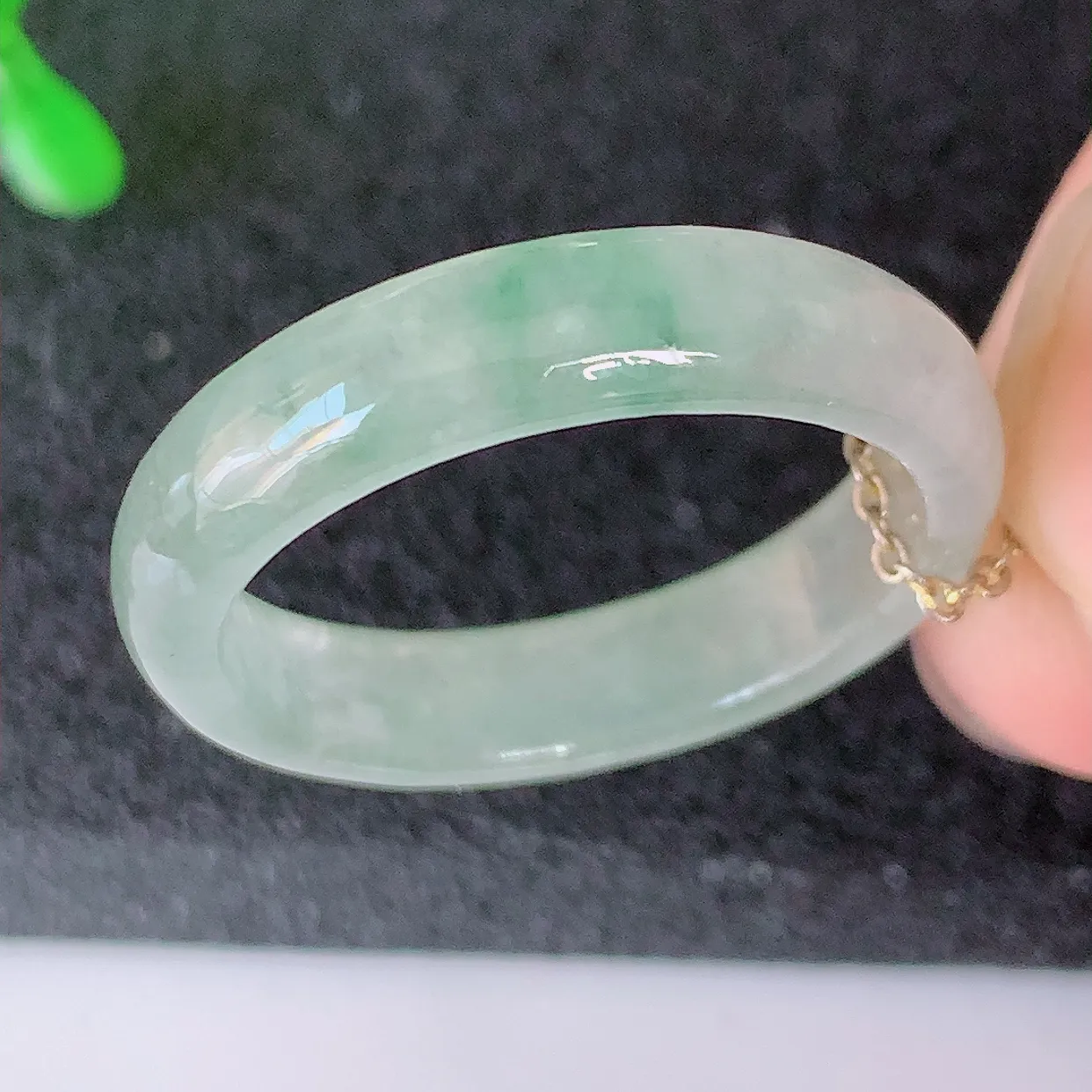 自然光实拍，20.6mm内径冰种飘花翡翠指环，玉戒指，玉质莹润，好精美好冰润的指环，24圈口，上手纤巧！#39.28尺寸20.6-5-3