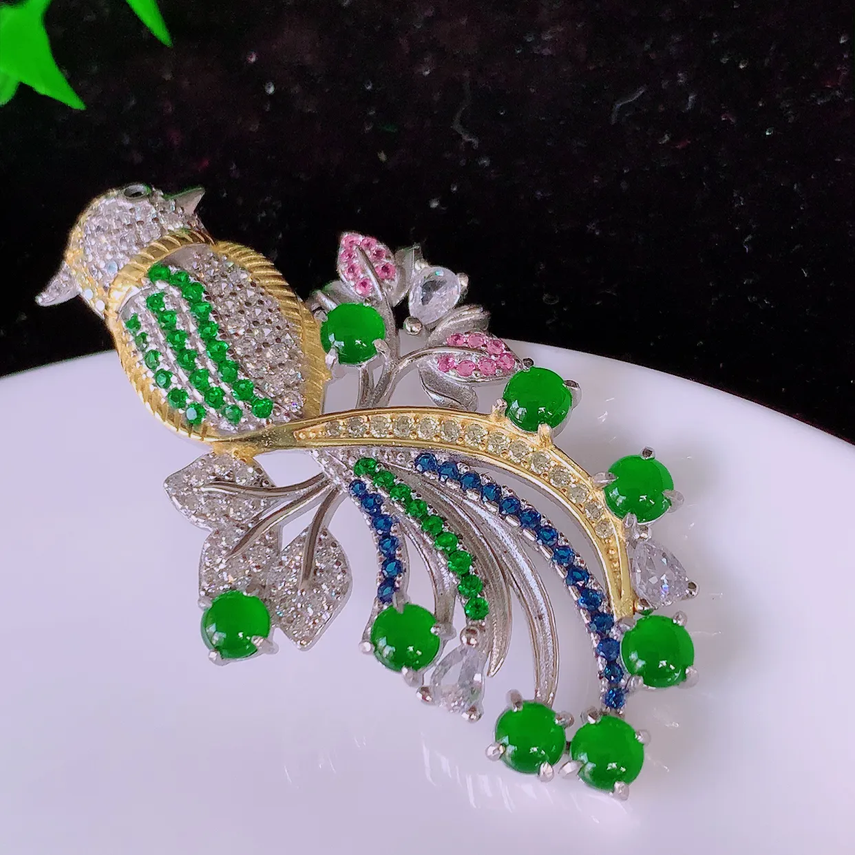 冰透满绿翡翠925银镶嵌胸针，自然光实拍，翠色灵动，颜色漂亮，种老水足，品相佳，佩戴佳品！#97.28整体50*27*8.5裸石3.8*3.8