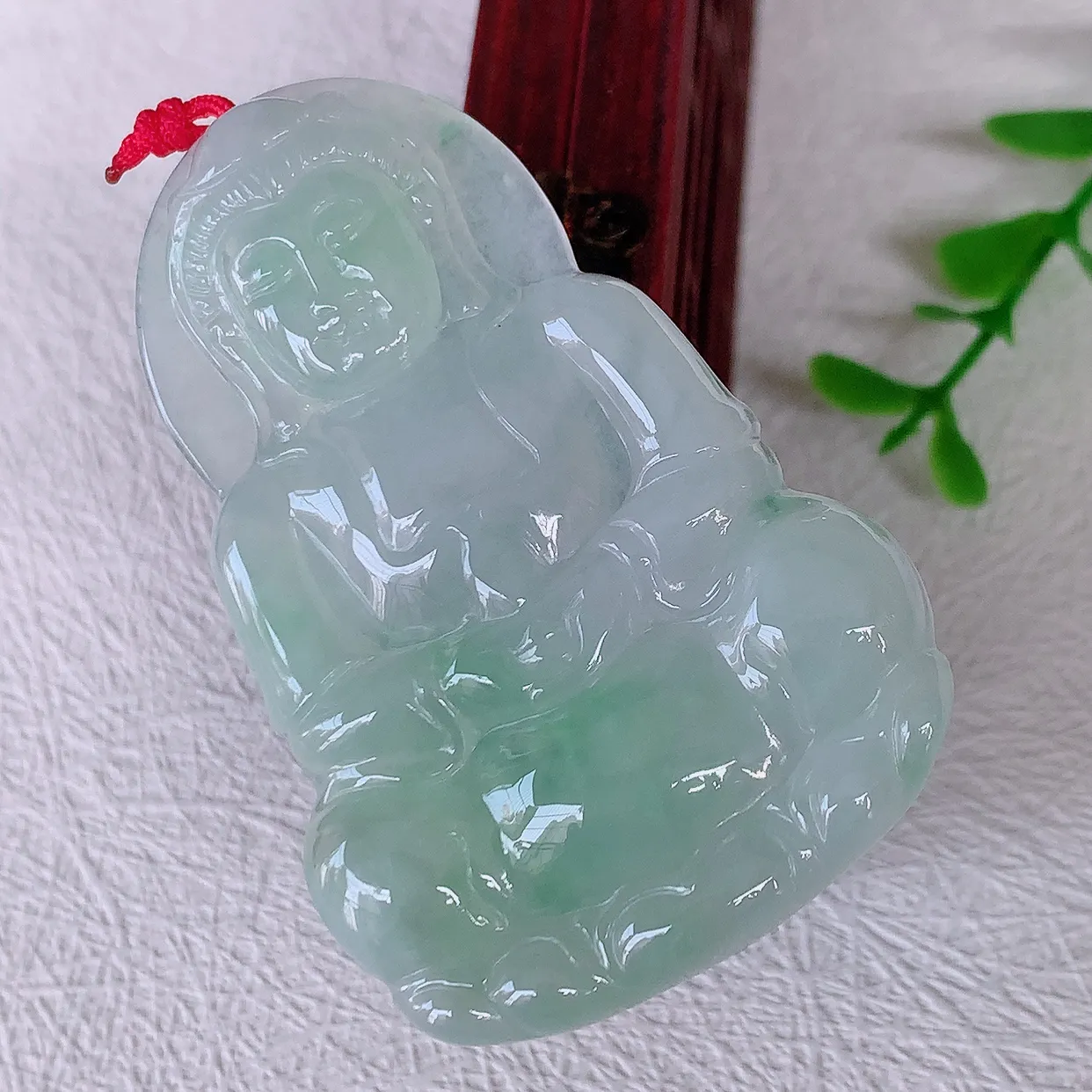 自然光实拍，冰飘花观音菩萨吊坠，赐福翡翠观音，翠绿迷人，观音面相端庄，佩戴时尚出众！#46.28