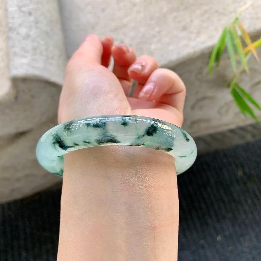 正圈56 57
【圈口】57.5/11.5/9.7
【描述】冰飘花，清透，水润，种老，细腻，打灯有絮线！