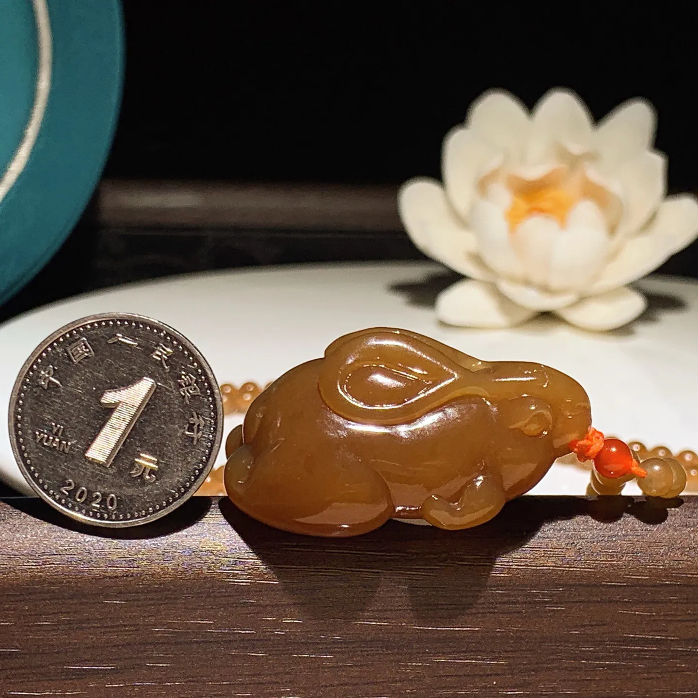 新疆和田玉且末糖前途无量兔子挂件。尺寸40/23/19重35克，玉质细腻油润 底色纯净 脂粉好，品质好！lt251227