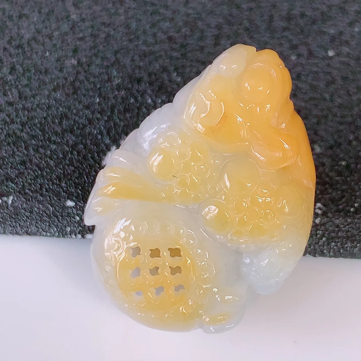 自然光实拍，特色镂空雕黄翡双彩翡翠招财金蟾吊坠，种老水足，雕工精湛 ，寓意美好，佩戴时尚出众！#60.28