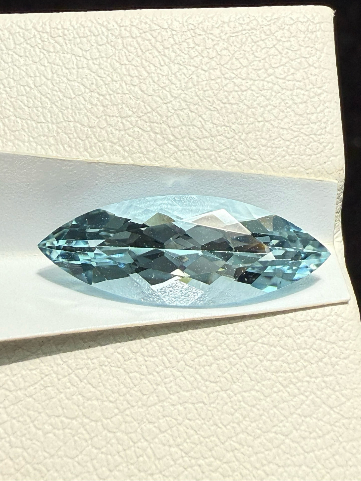 2.565克拉天然马眼海蓝宝戒面裸石，颜色超美，火彩超好，尺寸：17.2*6.4*4.7mm